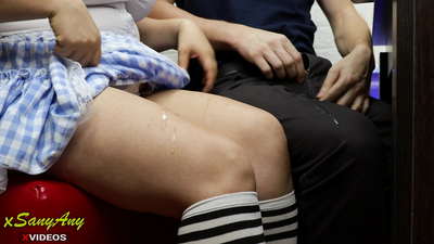 年轻的女学生在家庭作业中向同学打飞机-xsanyAny